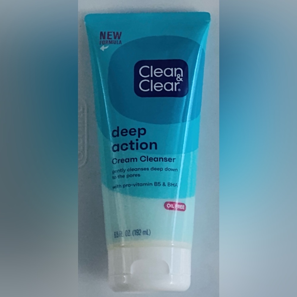 Clean & Clear Deep Action Cream Cleanser - Blue and White